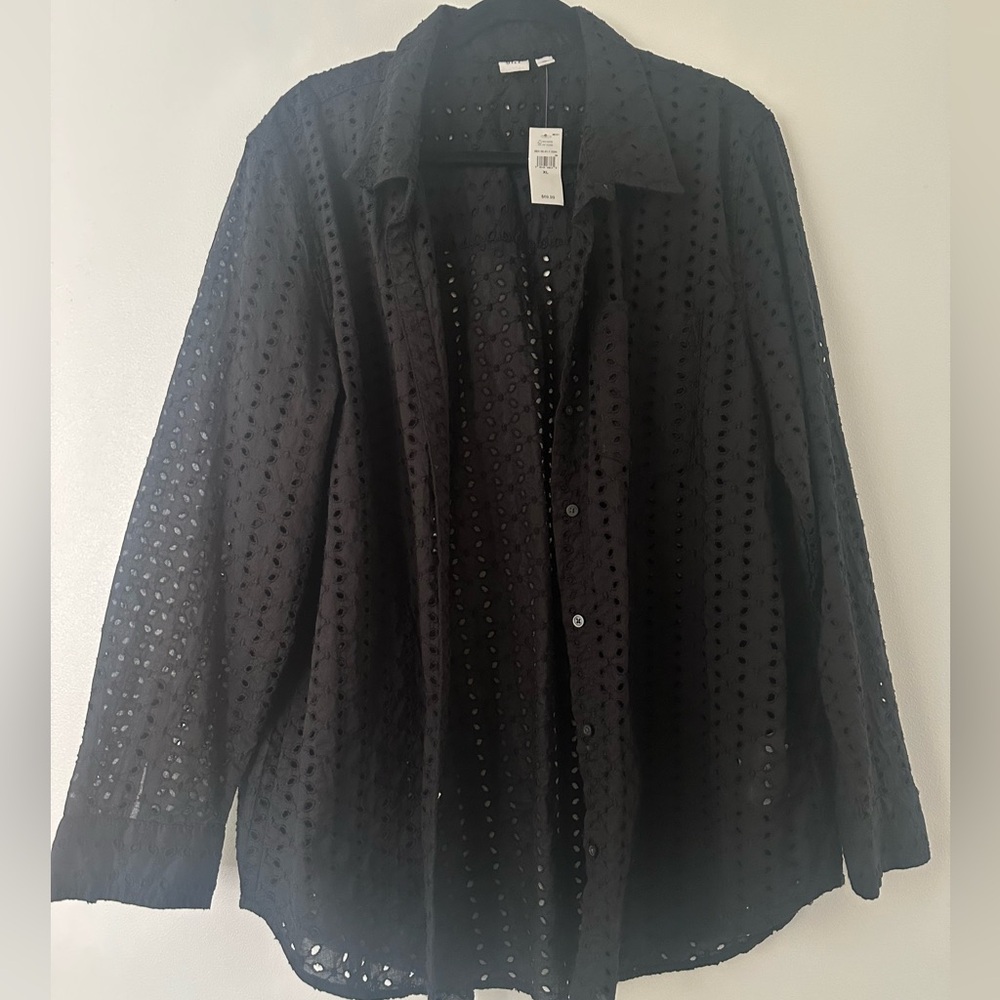 NWT. GAP Eyelet Button Down. Size: XL.